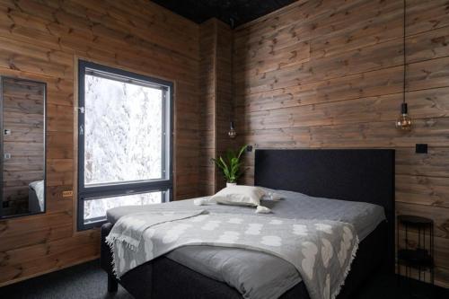 een slaapkamer met een bed met een kat erop bij Villa Aspen D Ski-in Ski-out by Aavalevi in Levi