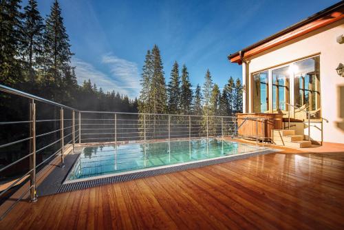 Bazén v ubytovaní Ski & Wellness Residence Družba alebo v jeho blízkosti