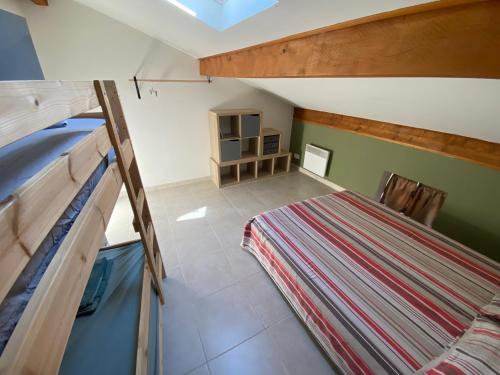 - une chambre avec des lits superposés dans l'établissement Appartement climatisé au pied du Mont Ventoux, à Malemort-du-Comtat