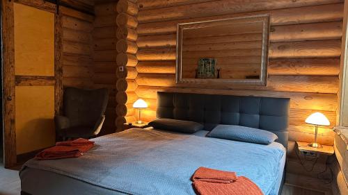 a bedroom with a bed in a log cabin at Blockhausvermietung Himmelpfort in Pian