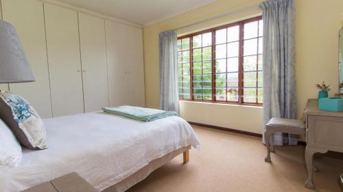 Lavender Lane في جورج: غرفة نوم بها سرير ونافذة