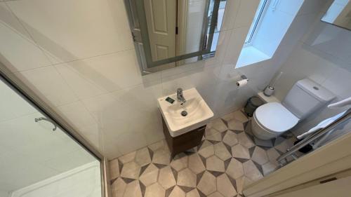 Et badeværelse på Eva's Sea View 2 Bed 2 Bath Parking