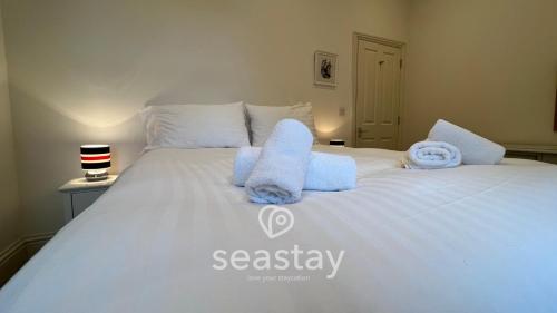 En eller flere senge i et værelse på Eva's Sea View 2 Bed 2 Bath Parking