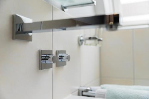 a bathroom with a sink and a mirror at Hus Mattgoot - Doppelzimmer No.2 in Böhl