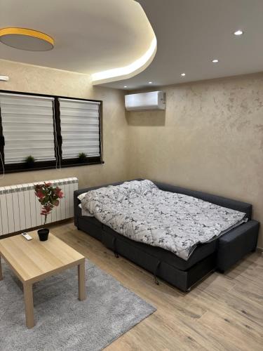 Katil atau katil-katil dalam bilik di Airport Nest Belgrade