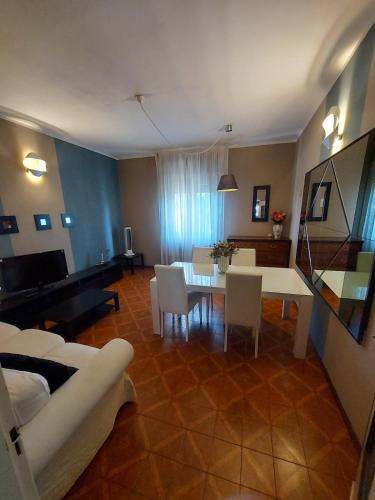 a living room with a couch and a table and chairs at Casa Lerici, curato e tranquillo appartamento indipendente in Brescia