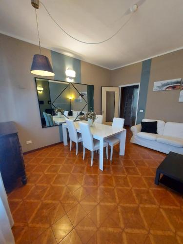 a dining room with a white table and white chairs at Casa Lerici, curato e tranquillo appartamento indipendente in Brescia