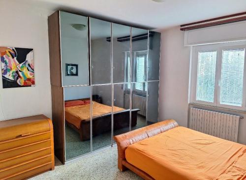 een slaapkamer met 2 bedden en een spiegelkast bij CasaWhite in San Vito Chietino