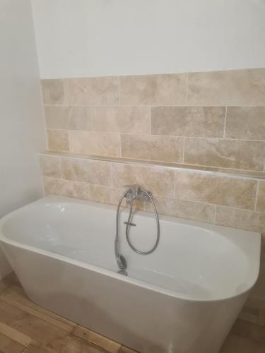 d'une baignoire blanche avec un anneau métallique. dans l'établissement Entre Terre Et Mer, à Oye-Plage