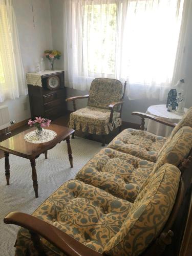 a living room with a couch and a coffee table at 小樽祝津山荘2号楼 in Otaru