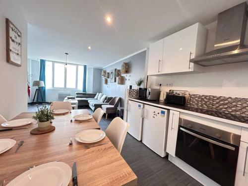 une cuisine et un salon avec une table et une salle à manger dans l'établissement Super 5 chambres avec 4 SDB près du centre et gare, à Reims