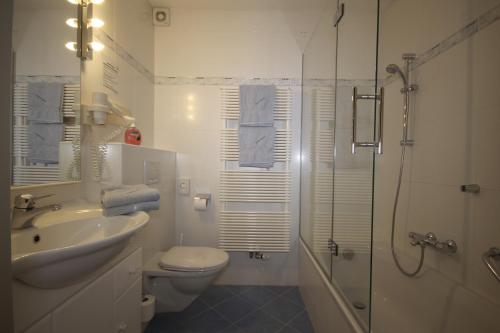 Een badkamer bij Hotel-Garni Schernthaner