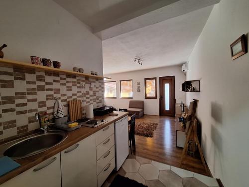 Kuchyň nebo kuchyňský kout v ubytování Apartment STUDIO 88 white