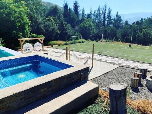 La alberca dentro o cerca de El Encanto Colliguay