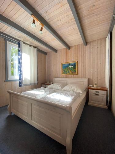 a bedroom with a large white bed in a room at Wildgans 85 in Mirow