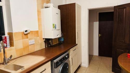 Η κουζίνα ή μικρή κουζίνα στο Boulevard double room in shared accommodation