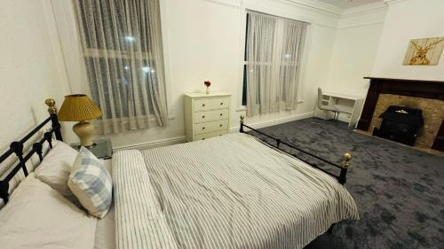 Ένα ή περισσότερα κρεβάτια σε δωμάτιο στο Boulevard double room in shared accommodation