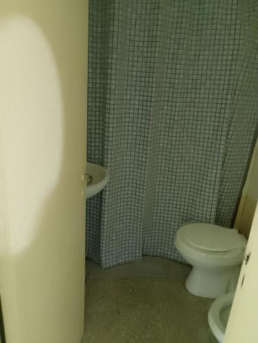 a bathroom with a toilet and a sink and a shower at Dpto del Centro in Rosario