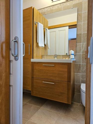 a bathroom with a sink and a mirror at Apartamento (Cotillo Mar) con vistas al Mar in Cotillo