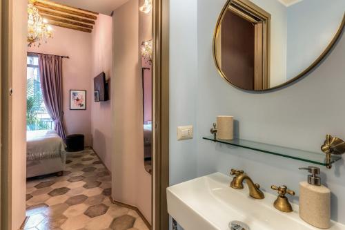 ローマにあるResidenza Brama - Art ApartHotelの洗面台と鏡のあるバスルーム