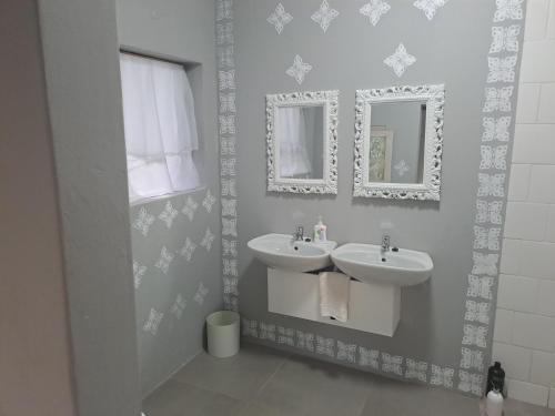 Et badeværelse på Tranquil Garden Cottage