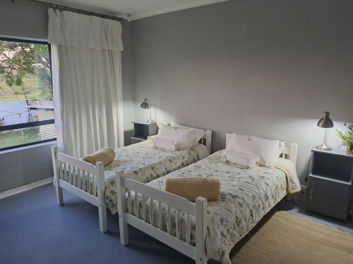 En eller flere senge i et værelse på Tranquil Garden Cottage