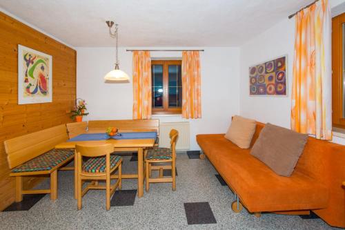 ein Wohnzimmer mit Couch und Tisch in der Unterkunft Ferienwohnung Franck in Kleinarl