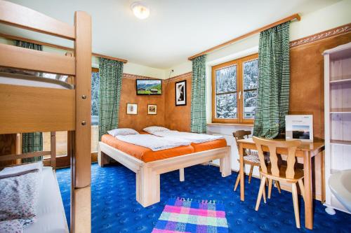 Ein Bett oder Betten in einem Zimmer der Unterkunft Alpengasthof Paletti