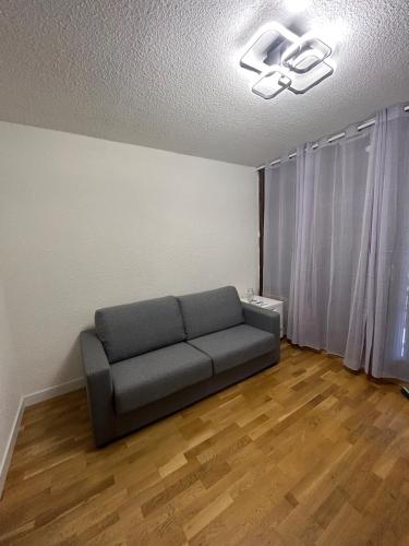 - un salon avec un canapé dans l'établissement Studio, à Vielle-Aure