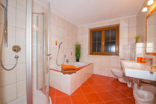 łazienka z wanną, toaletą i umywalką w obiekcie Ferienwohnung Franck w mieście Kleinarl