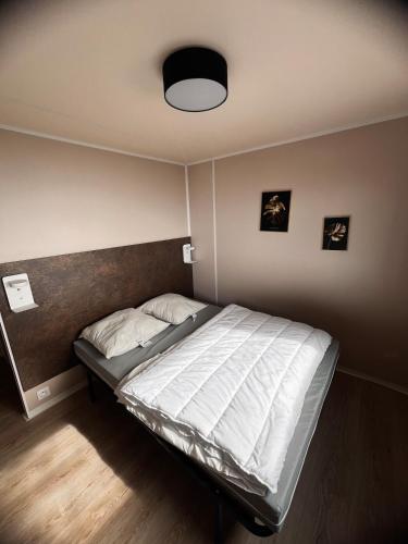 - une chambre avec un grand lit et un plafond lumineux dans l'établissement Traumhafte Lodge mit einzigartigen Meerblick, à Saint-Raphaël