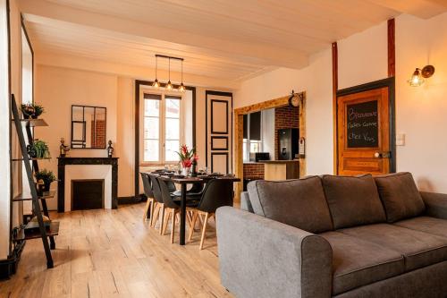 un salon avec un canapé et une table dans l'établissement Bienvenue chez vous !, à LʼEstrade