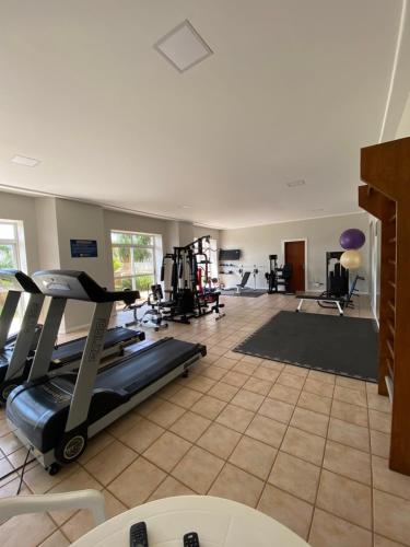トーレスにあるFlat 100m da praia, vista mar com garagem, central e completo!の部屋にトレッドミルやマシンが備え付けられたジム