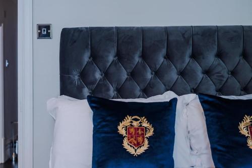 Cama o camas de una habitación en Rare Find - Gated 2 bed apt, close to Parks, secure carpark sleeps 4
