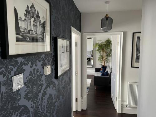 Imagen de la galería de Rare Find - Gated 2 bed apt, close to Parks, secure carpark sleeps 4, en Liverpool