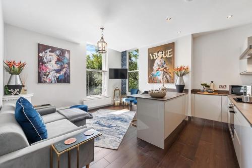 Una cocina o zona de cocina en Rare Find - Gated 2 bed apt, close to Parks, secure carpark sleeps 4