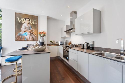 Una cocina o zona de cocina en Rare Find - Gated 2 bed apt, close to Parks, secure carpark sleeps 4
