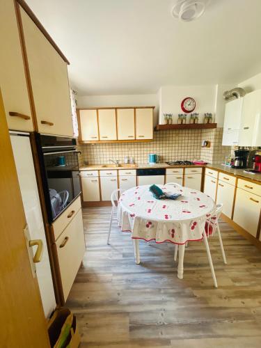 une cuisine avec une table au milieu dans l'établissement À 5 min de Moulins maison de ville, à Yzeure