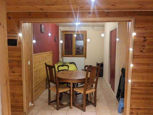 une salle à manger avec une table et des chaises en bois dans l'établissement T3 Villard de Lans, à Villard-de-Lans