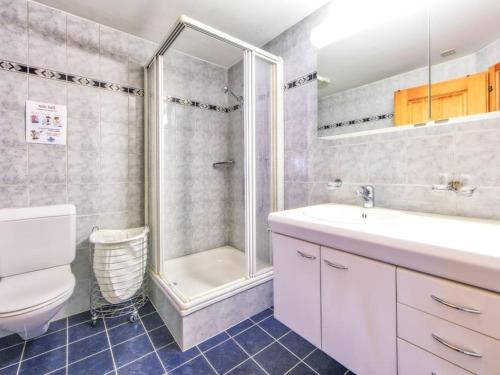 a bathroom with a shower and a toilet and a sink at Apartment Aphrodite West magnificent Eiger view in Grindelwald
