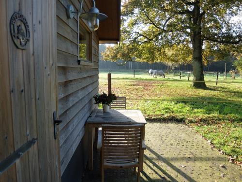 a table and chairs on the side of a house at Holiday home Giethmen in Giethmen