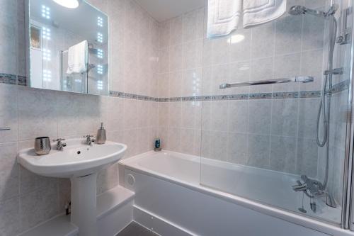a bathroom with a sink and a tub and a shower at Luxury En-Suite Room 1 in Blewbury Oxfordshire in Blewbury