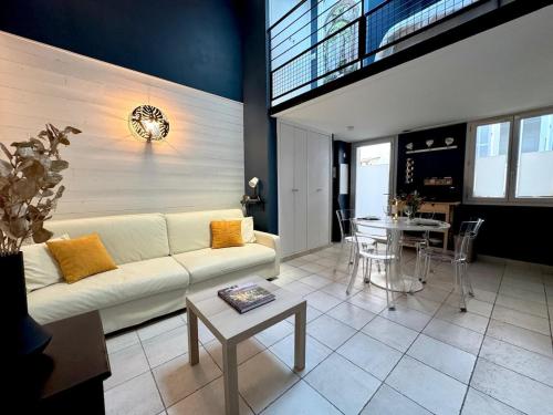 un salon avec un canapé et une table dans l'établissement Syrah - Cozy Apartment, à Nice