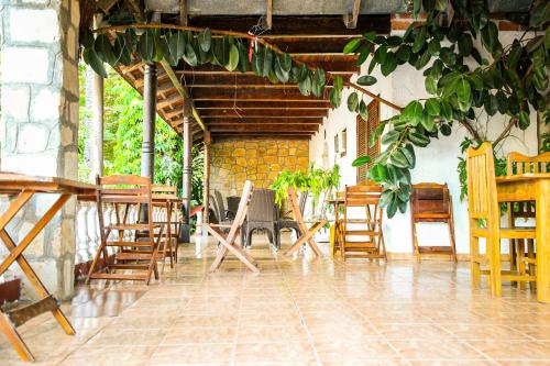 a room with wooden chairs and tables in a building at Hotel Sport Camping in Independencia