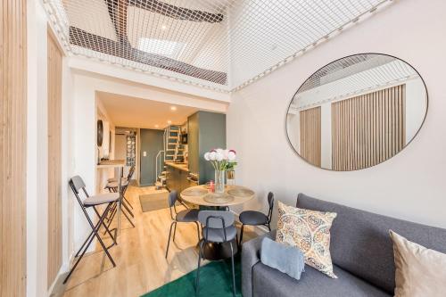 un salon avec un canapé et une table dans l'établissement Sous les étoiles a Montreuil, à Montreuil