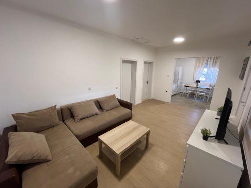 una sala de estar con un sofá y una mesa en Trosobni apartman, en Belgrado