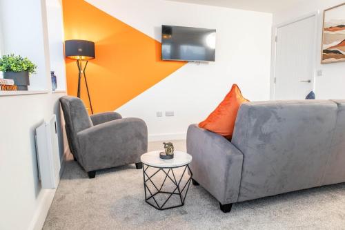 a living room with a couch and a chair at Luxury Apartment - Sleeps 5 - Rose Platinum Properties in Liverpool