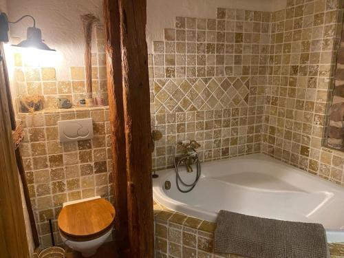 La salle de bains est pourvue d'une baignoire, de toilettes et d'un lavabo. dans l'établissement La maison aux quatres lavandes, à Neuve-Église