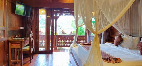 เตียงในห้องที่ Nandimas Ubud Villa #2