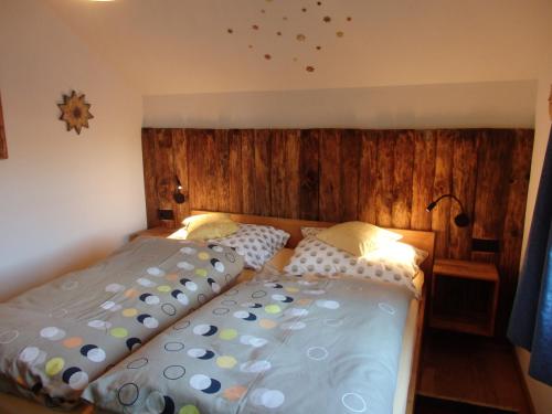 zwei nebeneinander stehende Betten in einem Schlafzimmer in der Unterkunft Casa Sauschneider in Sankt Ruprecht ob Murau